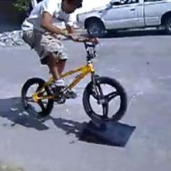 Rapaz Tenta um Salto com Sua Bicicleta