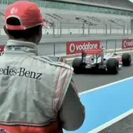 Lewis Hamilton Controlando o Seu Carro de Formula 1 Pelo Iphone
