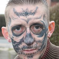 Homem Tatua Caveira no Rosto e Horroriza Noiva