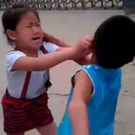 Pai Coloca os Filhos para Brigarem na China