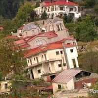 Vila Grega Abandonada que Está 'Escorregando' de Sua Existência