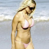 Pamela Anderson Flagrada de Biquini na Praia