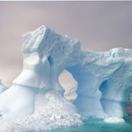 Fotógrafo Captura Formas Esculturais no Gelo Antártico