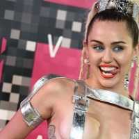 Miley Cyrus Faz Show Nua com Banda